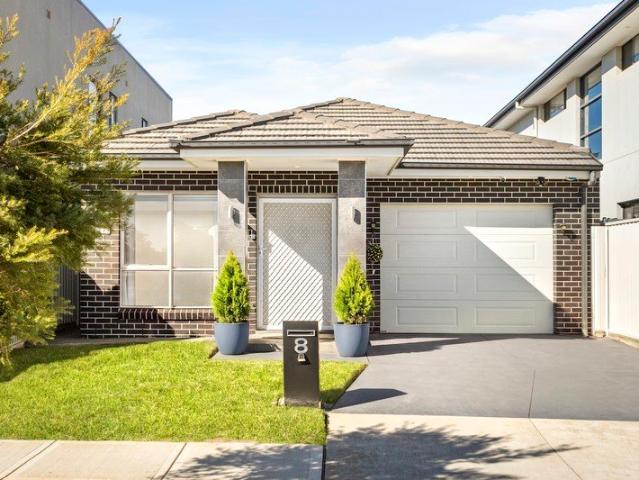 Immaculate Family Home Facing Upcoming Ken Birdsey Park, within The Ponds High School and Riverbank Public School Catchment!