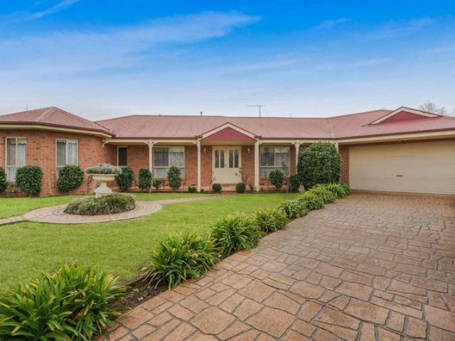 IMMACULATE FAMILY HOME IN GREAT LOCATION