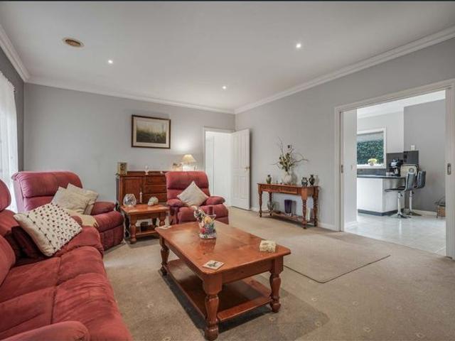 IMMACULATE FAMILY HOME IN GREAT LOCATION