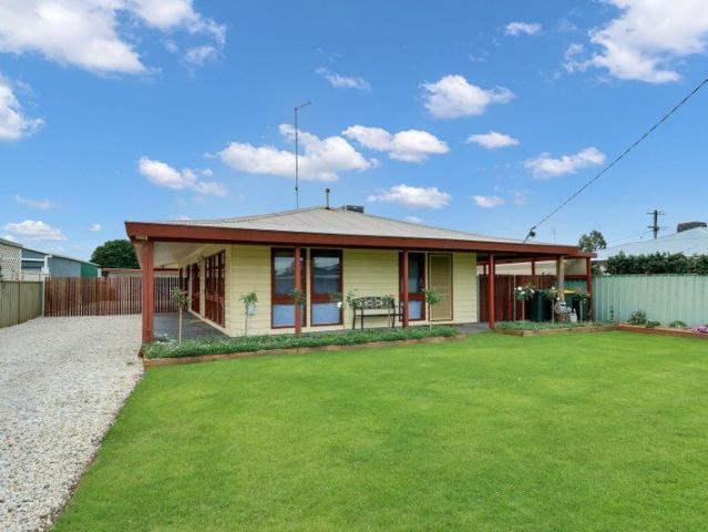 Immaculate Family Home in Prime Horsham West Location