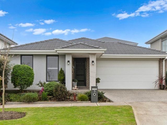 Immaculate family home right opposite park!