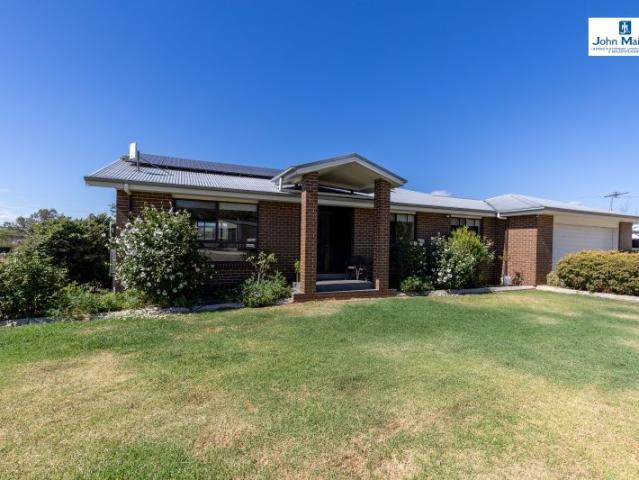 Immaculate Family Home Set On 4.5 Acres With Macintyre River Frontage!
