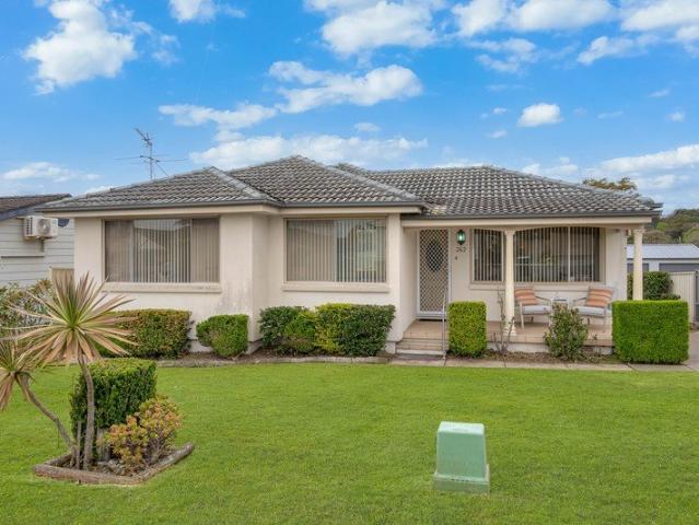 IMMACULATE FAMILY HOME WITH EXCEPTIONAL GARAGING