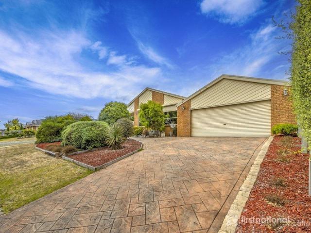 Immaculate Family Living in a Premier Heritage Manor Setting!