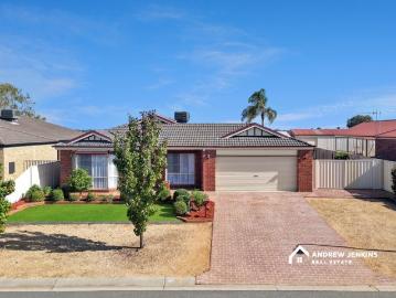 Immaculate Family Living in Sought After River End Location