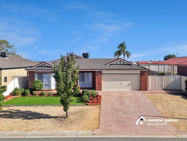Immaculate Family Living in Sought After River End Location