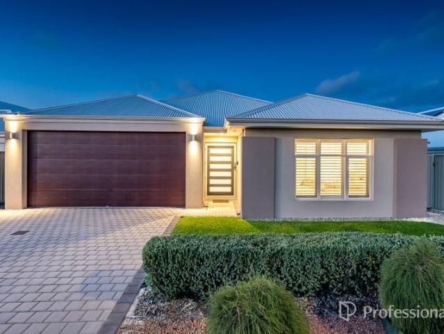 IMMACULATE FAMILY LIVING IN THE HEART OF ALKIMOS BEACH