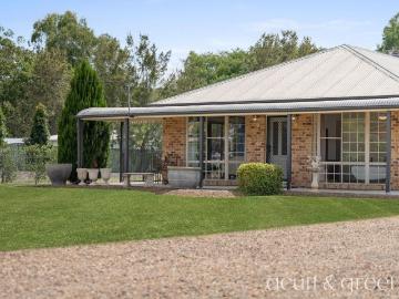 immaculate family living on a flat & flood free 4047m2 block