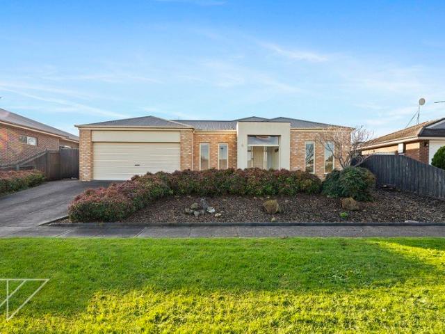 Immaculate Family Living on a Generous 800m² Allotment