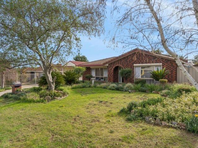 Immaculate Family Living Offering Space, Comfort & Convenience!