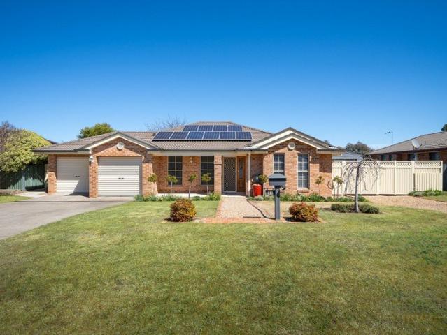 Immaculate Family Living with Exceptional Extras