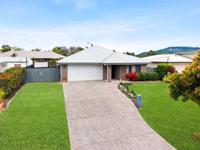 Immaculate Family Living with Exceptional Side Access!