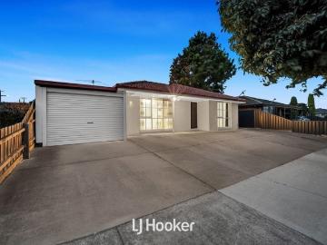 Immaculate Family Living with Expansive Outdoor Space & Rear Unit Potential STCA