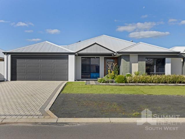 Immaculate Family Living with Multiple Living Zones & Low Maintenance Appeal