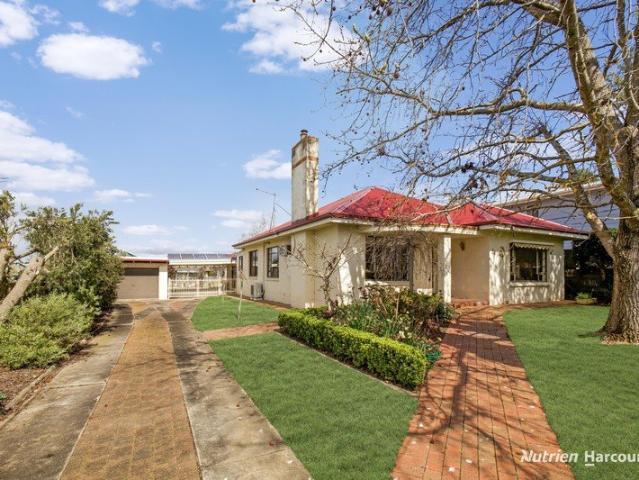 Immaculate Family Living with Space to Spare