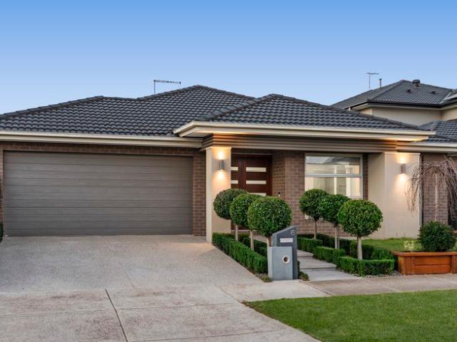 IMMACULATE FAMILY LIVING WITH STYLE, SPACE AND OUTDOOR APPEAL