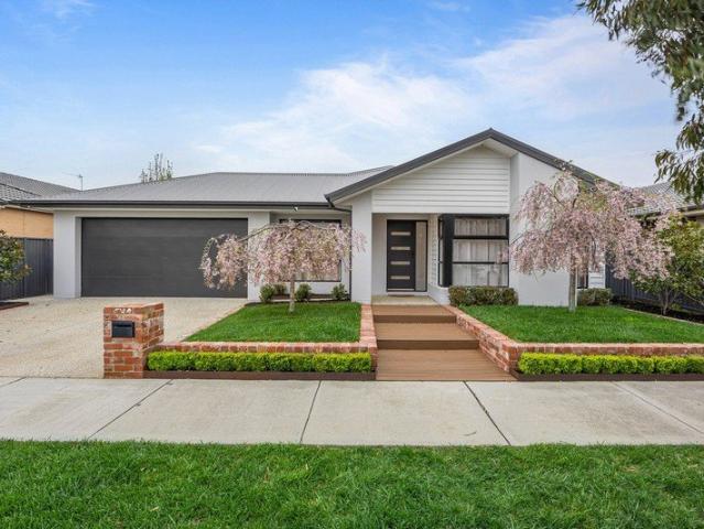 Immaculate Family Living with Style, Space & Exceptional Shedding