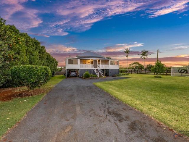 IMMACULATE FAMILY QUEENSLANDER WITH RIDGETOP VIEWS
