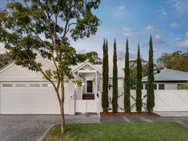 Immaculate Family Retreat Backing onto Leafy Reserve