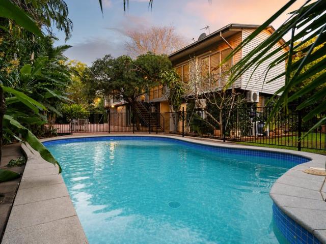 Immaculate family sanctuary & entertainer's delight!