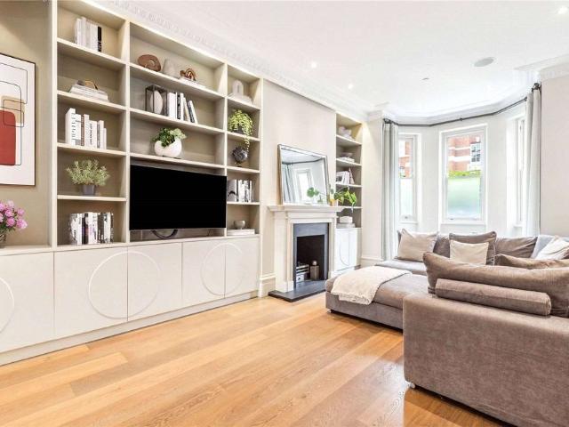 Immaculate five bedroom family home with large kitchen and garden and steam room
