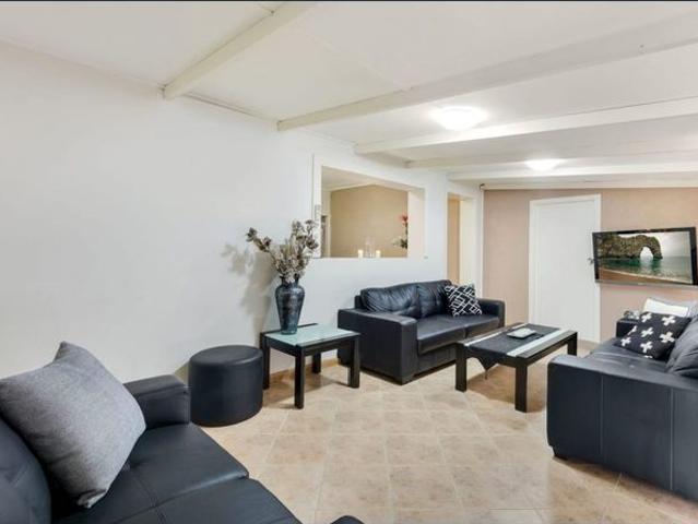 IMMACULATE HOME CLOSE TO SHOPS & SCHOOL