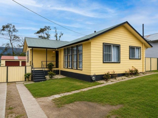 Immaculate Home Backing Onto Endeavour Park