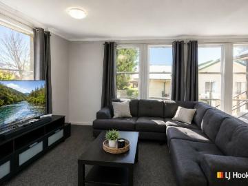 Immaculate Home Backing Onto Endeavour Park