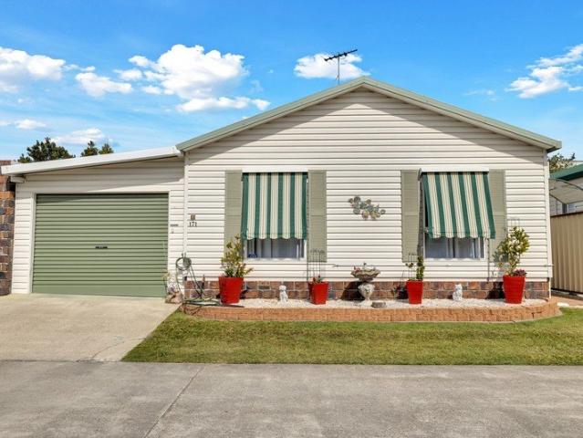 Immaculate Home Great out door Living Located on the Perimeter