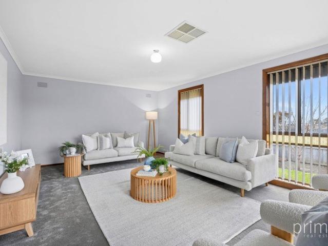 Immaculate Home in Court Location!