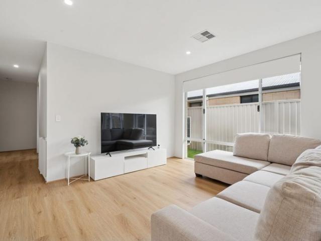 Immaculate home overlooking beautiful parklands!