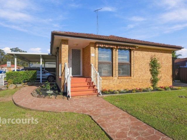 Immaculate, Inground pool, Sunroom, Large 605m² Corner Lot