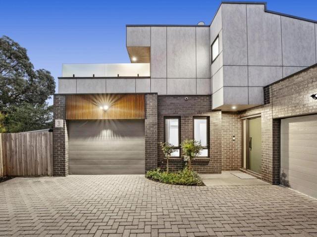IMMACULATE LARGER THAN MOST TOWNHOUSE