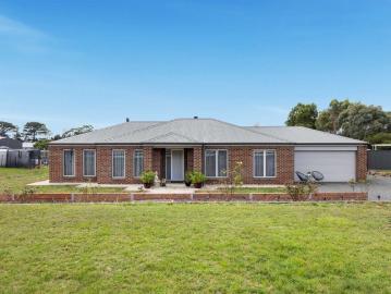 Immaculate Lifestyle Living with Outstanding Shedding, Studio & Space to Enjoy