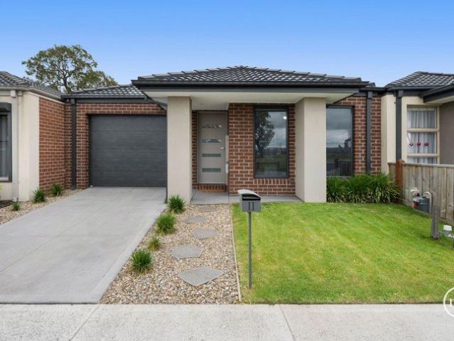 Immaculate Living With Gardening Included!