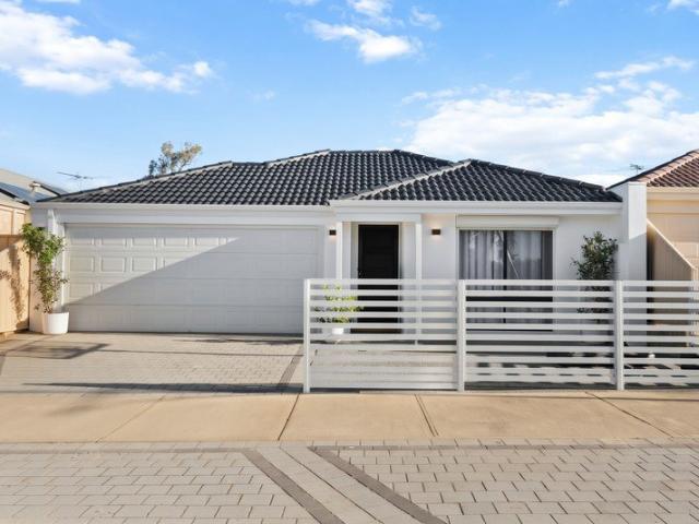 IMMACULATE LIVING WITH POOL & ENTERTAINING