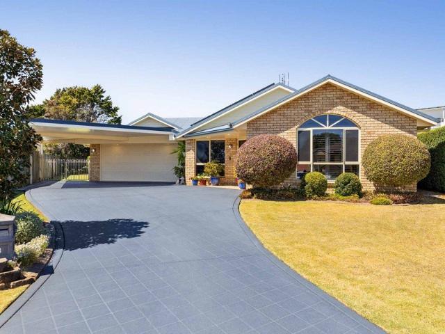Immaculate Living in the Heart of Middle Ridge