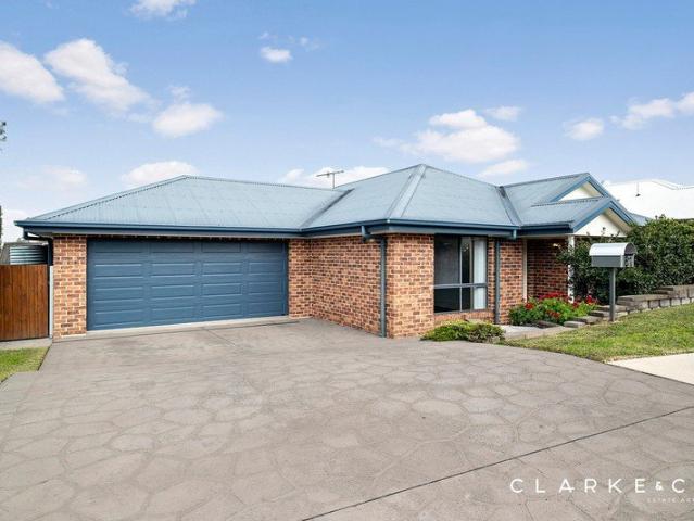 IMMACULATE LIVING IN A CONVENIENT LARGS LOCATION!