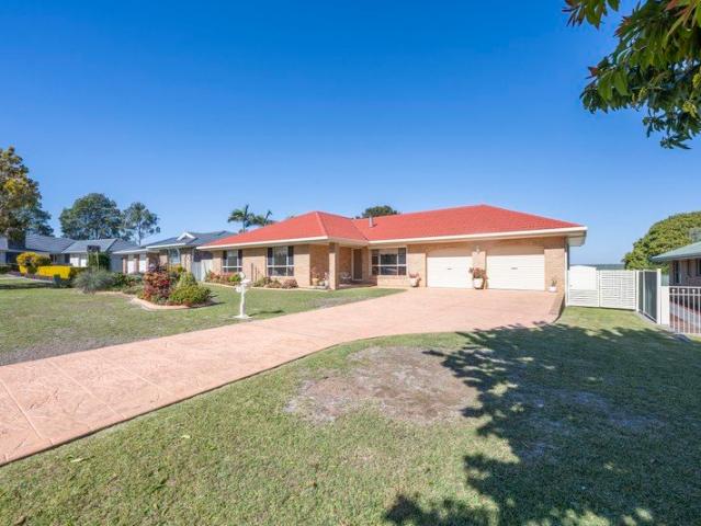 IMMACULATE LIVING IN A TIGHTLY HELD CUL DE SAC