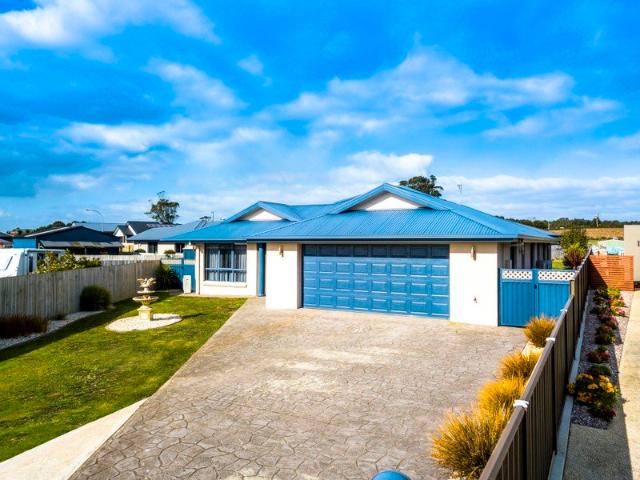 Immaculate Living in sought after Romaine!