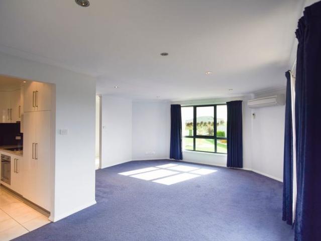 Immaculate Living in sought after Romaine!