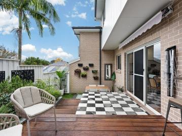 Immaculate, low maintenance townhouse in a prime pocket