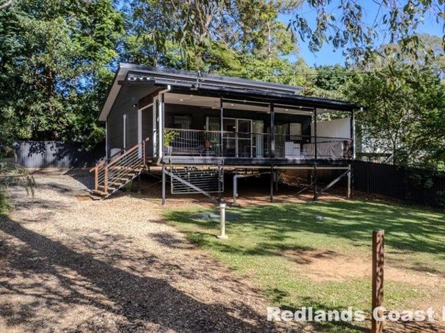 IMMACULATE, LOW MAINTENANCE ISLAND LIVING MODERN 2 BED HOME