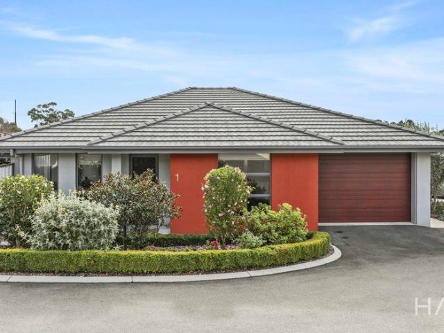 Immaculate, Low Maintenance Living in a Quiet Cul de Sac