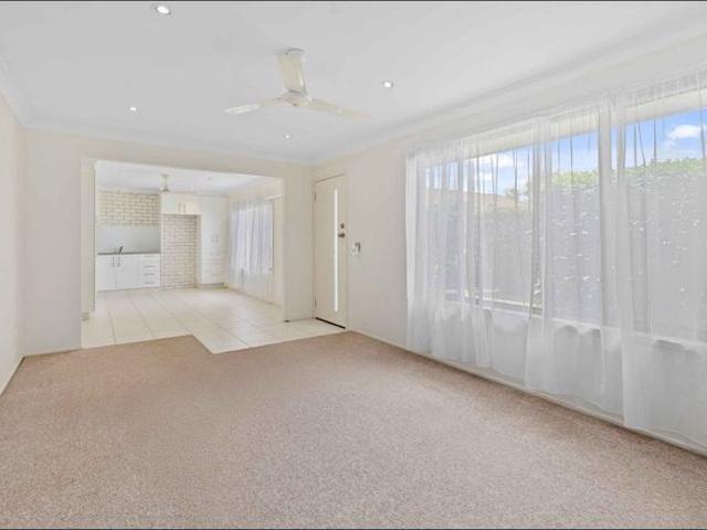 Immaculate, Low Maintenance Living in Quiet Cul de Sac