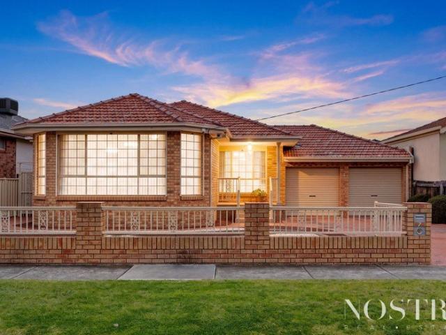 Immaculate Presentation, Unbeatable Location, room to park the boat or trailer !