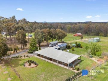 Daisy Hill, Central Goldfields - Equipped kitchen