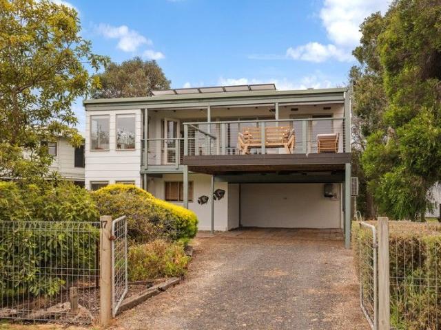 Immaculate Retro Retreat, Moments To The Beach!
