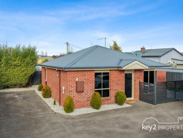 Immaculate stand alone villa only 2 on the block