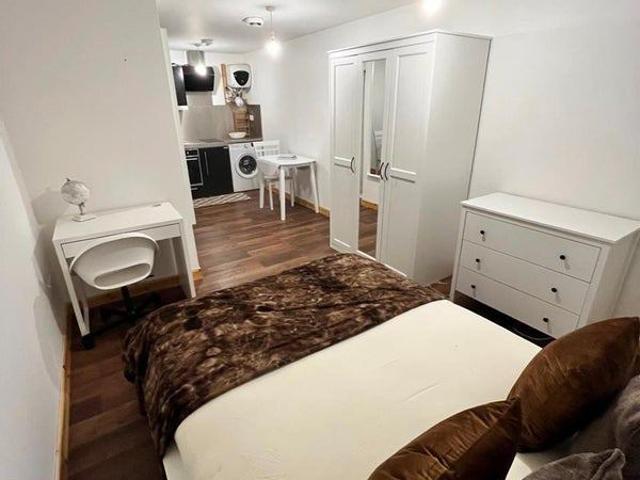 Immaculate Studio Right Next To The Station !